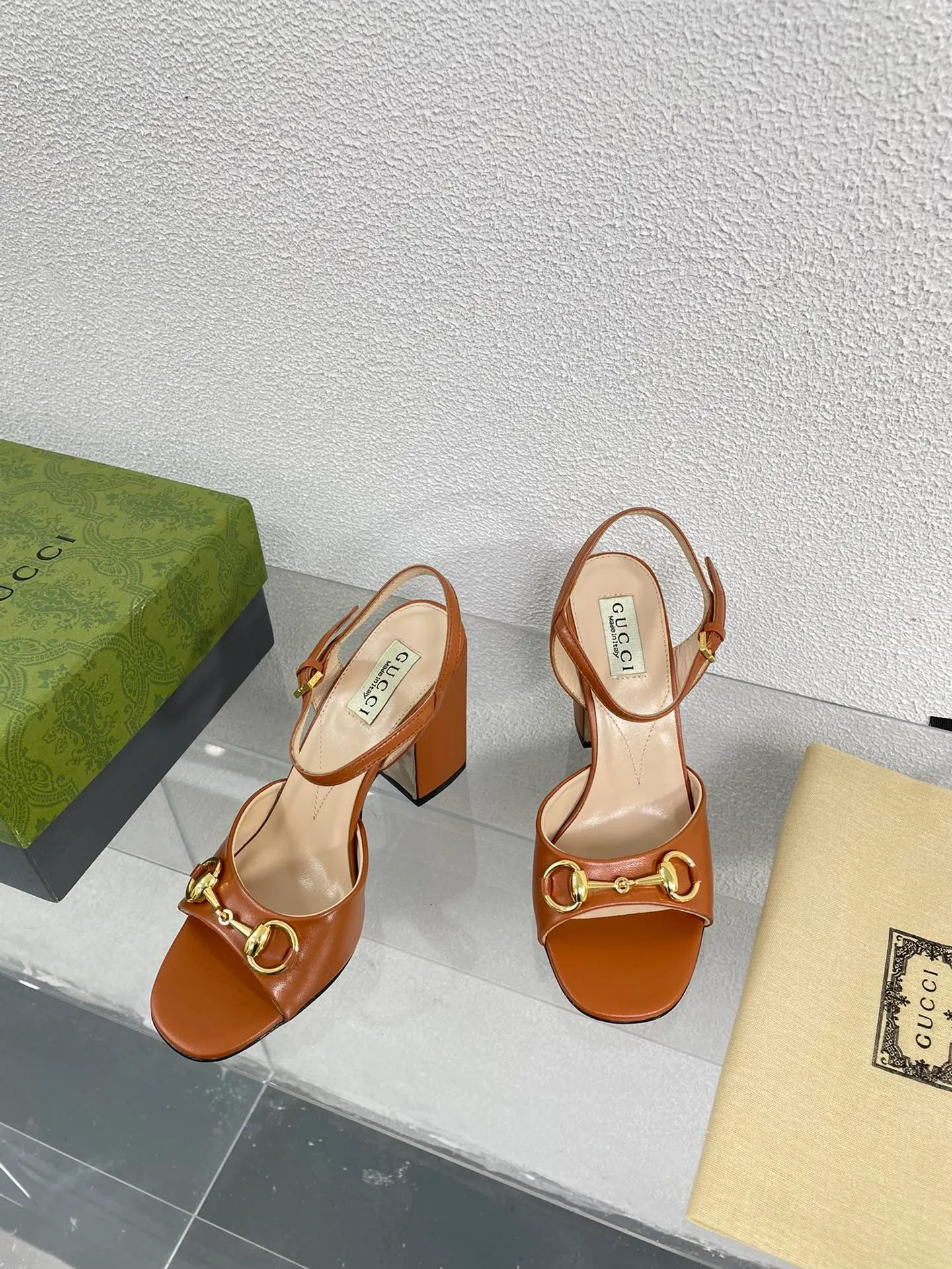 👟👟Ex-factory price 520👟👟 Classic Gucci sandals 💰 Popular 🔥 single product brown, upper made of lambskin, classic logo💪 Exquisite double G diamond buckle hardware, Italian imported genuine leather outsole💯 Sheepskin lining, feet, classic hardware buckle, original custom code number: 35 36 37 38 39 40 41 42 (order 40 41 42) with original packaging
